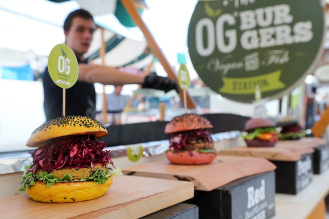 Če bo prepoved obveljala, bodo morali ponudniki veganskih burgerjev in podobnih brezmesnih izdelkov zanje poiskati še &raquo;nemesna imena&laquo;. FOTO: Marko Feist