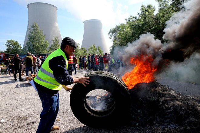 Francija bo v podaljšanje delovanja jedrskih elektrarn vložila več deset milijard evrov. FOTO: Francois Nascimbeni/AFP