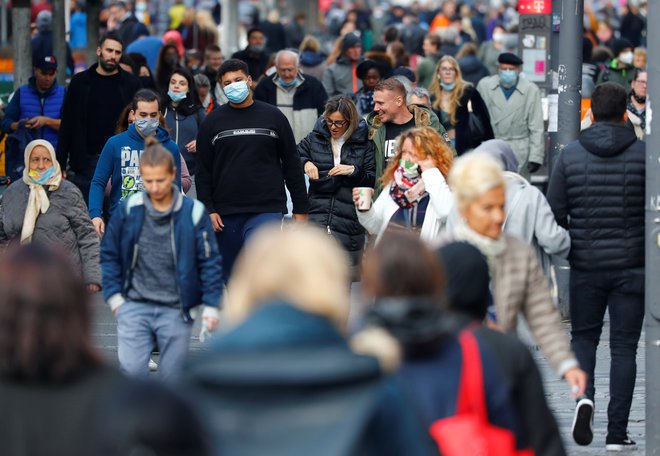 Čeprav velja za eno od najuspešnejših držav pri spopadnju z virusom, se tudi v Nemčiji pojavlja veliko nejasnosti o ukrepih za zamejitev drugega vala. Na fotografiji je nakupovalna ulica Wilmersdorfer v Berlinu. Foto Fabrizio Bensch/Reuters