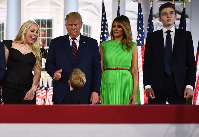 Donald, Melania in Barron Trump z drugimi člani družine. FOTO: Brendan Smialowski/AFP