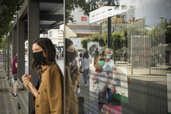 Maske bodo v rdečih regijah obvezne tudi na prostem. FOTO: Jure Eržen/Delo