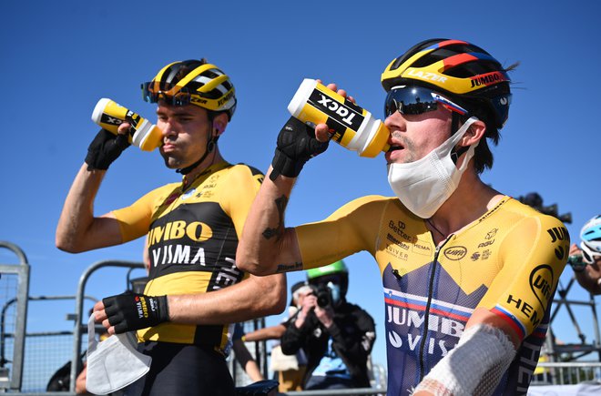 Primož Roglič (desno) in Tom Dumoulin (levo) ambiciozno pričakujeta začetek dirke po Španiji. FOTO: Stuart Franklin/Reuters