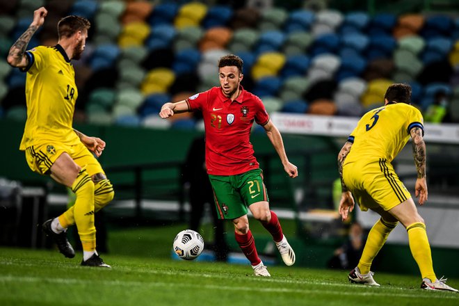 Diogo Jota (v sredini) je imenitno nadomestil odsotnost okuženega Cristiana Ronalda in je prvi strelec Portugalske v ligi narodov. FOTO: Patricia De Melo Moreira/AFP