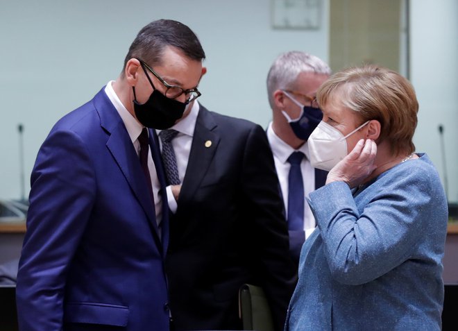 Poljski premier Mateusz Morawiecki in nemška kanclerka Angela Merkel<br />
FOTO: Olivier Hoslet/Reuters