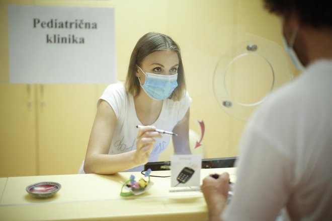 Zdravstvenemu osebju zaradi tveganega stika po novem ne bo treba v karanteno, ampak se bo izoliralo šele ob pojavu simptomov. FOTO: Jure Eržen/Delo