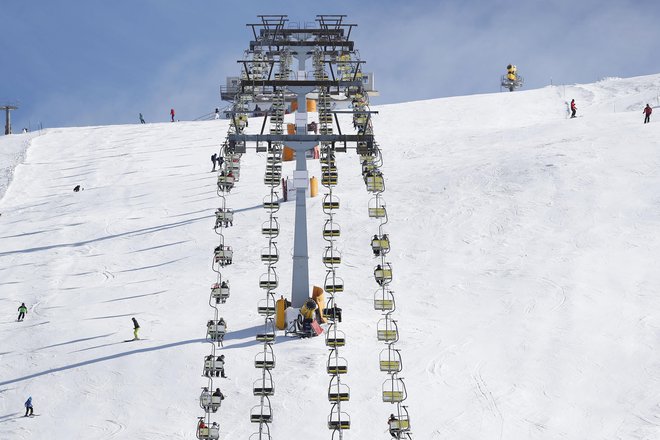 Slovenski žičničarji predlagajo, da bi priporočila, sprejeta aprila, pred smučarsko sezono prilagodili po vzoru drugih evropskih držav. FOTO: Leon Vidic/Delo