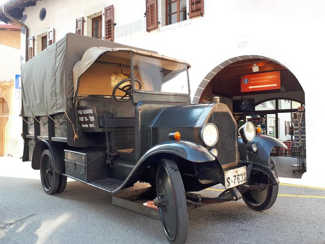 Starodobno vojaško vozilo Fiat 15 TER, letnik 1911, je razstavljeno v mobilnem paviljonu ob stavbi Prostovoljnega gasilskega društva Kobarid. FOTO: Arhiv PRC