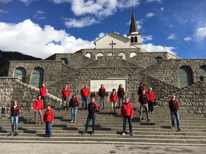 Ekipa Fundacije Poti miru v Posočju z ekipo kobariškega muzeja. FOTO: Arhiv Ustanove Fundacija Poti miru v Posočju