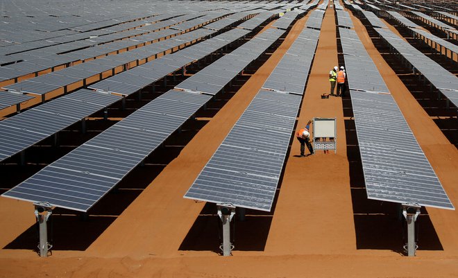 Fotovoltaika velja za tehnologijo, ki bo najbolj pripomogla k razogljičenju. FOTO: Amr Abdallah Dalsh/Reuters