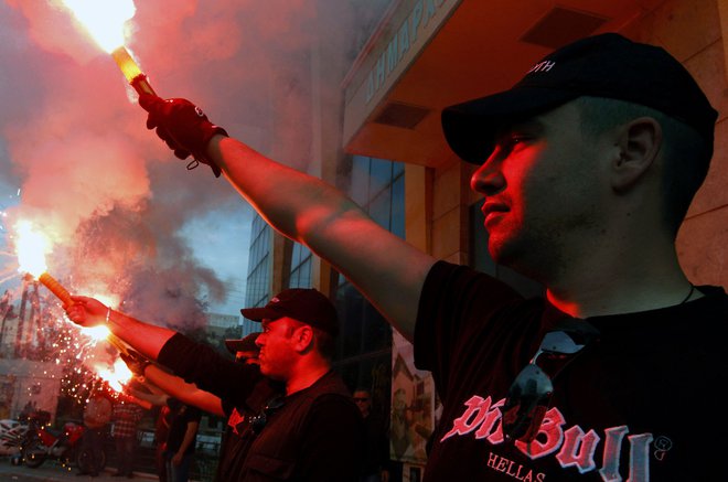 Shod grških neonacistov na obrobju Aten leta 2012, ko jim je zlom starih grških elit na široko odprl vrata v parlament. FOTO: Janis Behrakis/Reuters