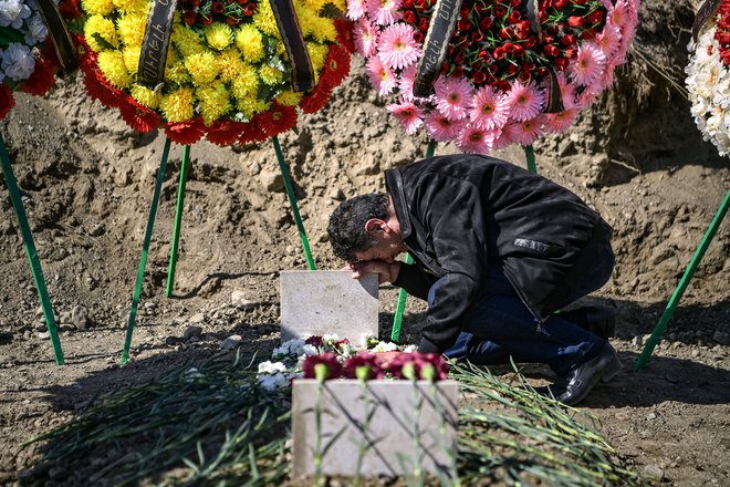 Žalujoči v Stepanakertu, upravnem središču Gorskega Karabaha. Nedavno stopnjevanje konflikta je zahtevalo več sto življenj med borci in civilisti. FOTO: Aris Messinis/AFP