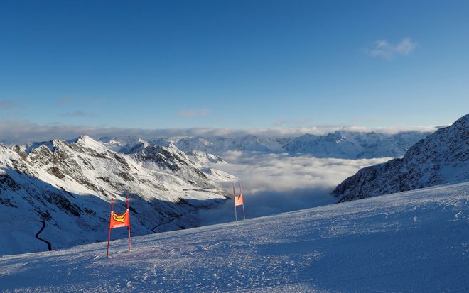 Včerajšnji dan je ponujal čudovito podobo Tirolske, toda na ledeniku z izjemo tekmovalcev in uradnih oseb ni bilo nikogar.<br />
FOTO: Leonhard Föger/Reuters