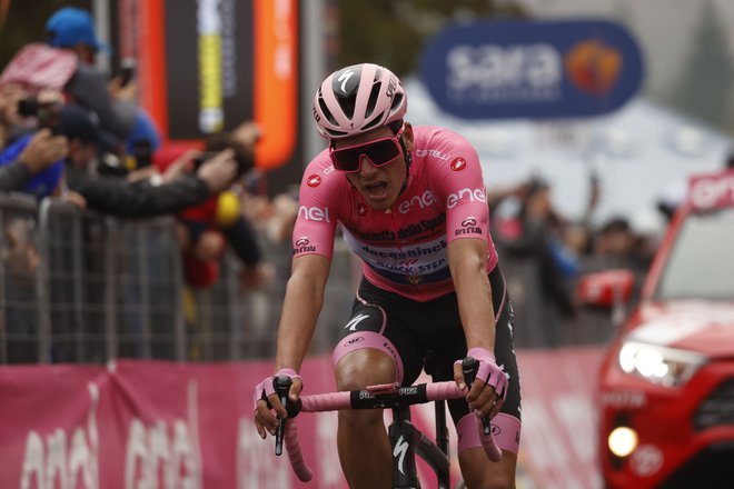 João Almeida ima v rožnati majici še 15 sekund prednosti pred Wilcom Keldermanom. FOTO: Luca Bettini/AFP