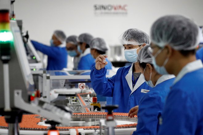 Pekinška družba Sinovac Biotech je razvila cepivo, ki ga dajo v dveh odmerkih v dveh do štirih tednih, oba odmerka skupaj staneta dobrih 50 evrov. FOTO: Thomas Peter/Reuters