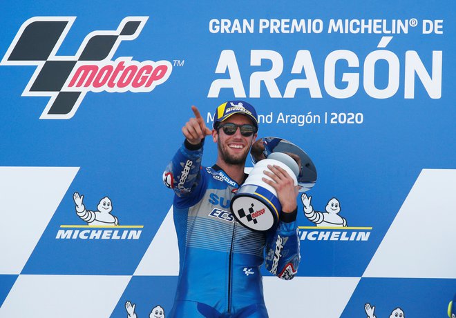 Alex Rins je bil zelo vesel zmage na dirki za VN Aragonije. FOTO: Albert Gea/Reuters