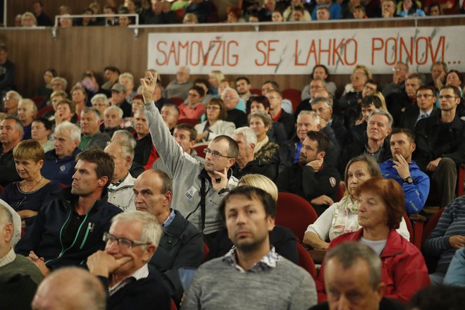 Občane na Vrhniki smrad moti že več desetletij, pridružile pa so se posledice požara v Kemisu. FOTO: Leon Vidic/Delo