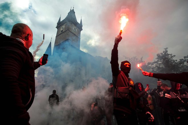 Protestniki so se zbrali v Pragi, da bi izrazili nasprotovanje vedno novim ukrepom za zajezitev covida-19, ki da so neživljenjski. FOTO: Michal Cizek/AFP