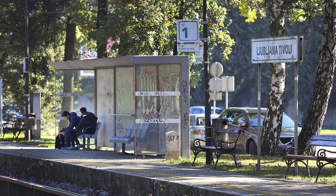 Železniško postajališče Tivoli je blizu študentskega naselja v Rožni dolini. FOTO: Jože Suhadolnik/Delo