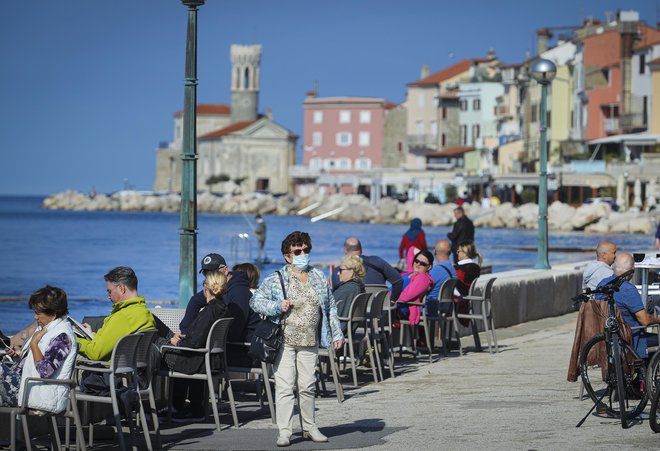 Na oranžnem seznamu za zdaj ostaja le še obalna regija. FOTO: Jože Suhadolnik/Delo