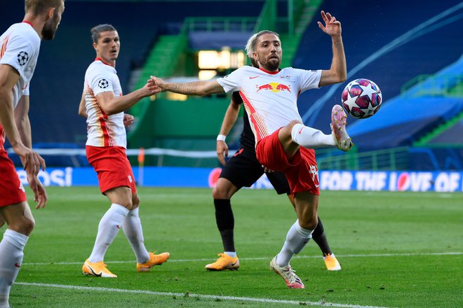 Kevin Kampl med akcijo na avgustovskem turnirju najboljše osmerice v ligi prvakov 2019/20. FOTO: Lluis Gene/AFP