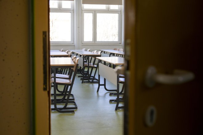 Učilnice predmetne stopnje so prazne, spletne učilnice pa (pre)polne. FOTO: Voranc Vogel/Delo