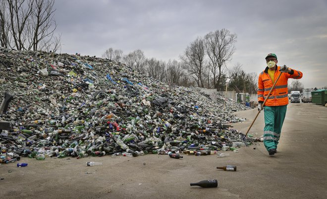 Količina odpadne embalaže raste, čeprav je embalaža čedalje tanjša. FOTO: Jože Suhadolnik/Delo