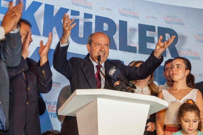 Precej presenetljivo je na predsedniških volitvah dosedanji premier Ersin Tatar premagal dosedanjega predsednika Mustafo Akıncıja. FOTO: Birol Bebek/AFP