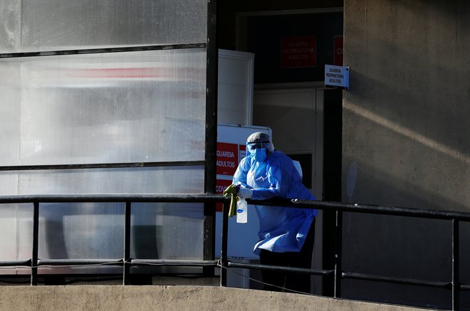 Primankuje usposobljenega bolnišničnega osebja. FOTO: Agustin Marcarian/Reuters