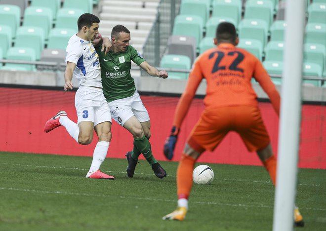 Olimpija ima v tem delu sezone najbolj dovšreno igro od vseh kandidatov za vrh, eden od njenih najmočnejših adutov Đorđe Ivanović (desno) pa je tudi najboljši strelec moštva. FOTO: Jože Suhadolnik/Delo