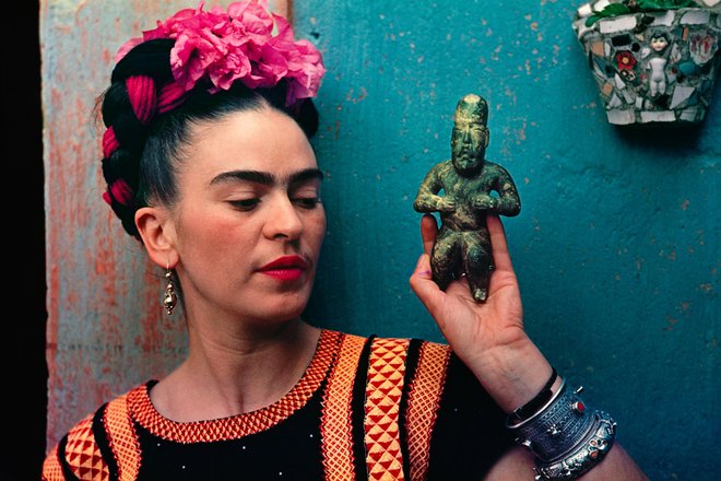 Frida Kahlo z olmeško figurico leta 1939. FOTO: Nickolas Muray