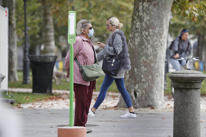 V občinah, v katerih ni veliko primerov okužbe z novim koronavirusom, ni smiselno, da imajo samo zato, ker so v regiji z rdečega seznama, zelo omejevalne ukrepe, menijo nekateri župani. FOTO: Leon Vidic/Delo