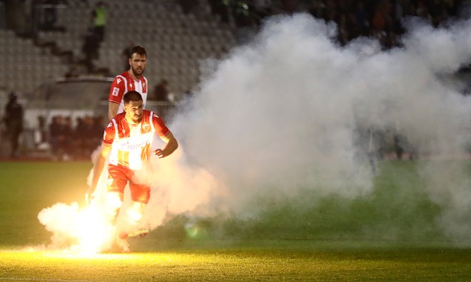 Na srbskih derbijih so pravzaprav vedno zapleti. Tako je bilo na junijski polfinalni tekmi med Crveno zvezdo in Partizanom. FOTO: Marko Djurica/Reuters