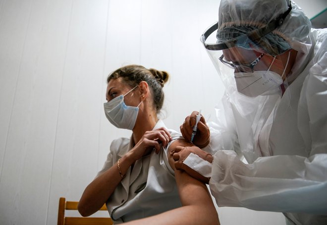 V bolnišnico v Tveru so prispeli prvi odmerki cepiva sputnik V. Foto: Tatjana Makejeva/Reuters