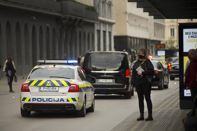 S policije prebivalce Slovenije naprošajo, naj za informacije glede ukrepov, povezanih z novim virusom, ne kličejo številke 113. FOTO: Jure Eržen/Delo