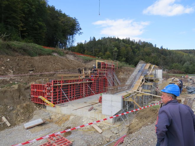 Na betonsko konstrukcijo bodo namestili zapornice, ki bodo preprečevale poplave. FOTO: Bojan Rajšek/Delo