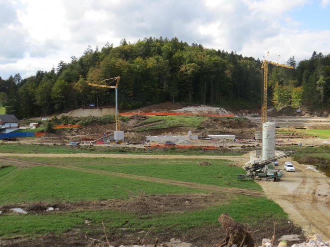 Za postavitev pregrade v dolžini 200 metrov nameravajo navoziti dobrih 106.000 kubičnih metrov zemljine in peska. FOTO: Bojan Rajšek/Delo