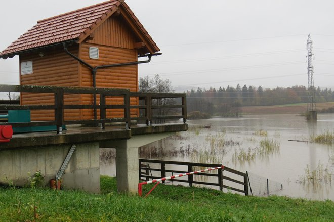 Zadrževalnik na potoku Bičje je doslej že uspešno preprečil poplave v dobršnem delu Grosuplja. FOTO: Bojan Rajšek/Delo