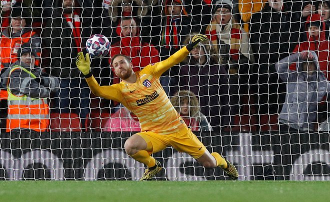 Atleticov vratar Jan Oblak uživa v šahovski primerjavi z Bayernom prednost z 1,5:0,5. FOTO: Phil Noble/Reuters