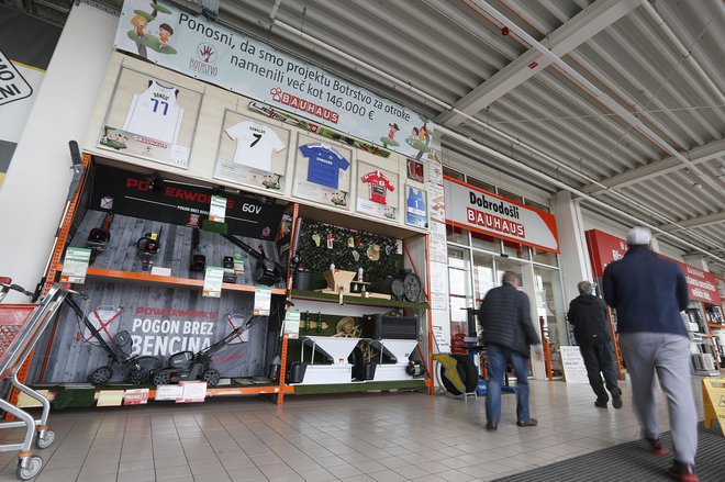 V Bauhausu pravijo, da v ospredju takih dražb niso športni rekviziti, ampak donacije.<br />
FOTO: Leon Vidic/Delo