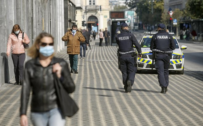 Javnim uslužbenci so po kolektivni pogodbi ob razglasitvi epidemije upravičeni do 65-odstotnega dodatka za delo v rizičnih razmerah. Foto Blaž Samec