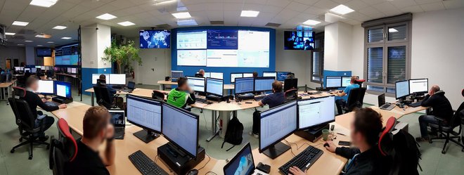 Strokovnjaki v Operativnem centru kibernetske varnosti Telekoma Slovenije analizirajo več kot milijardo dogodkov na dan. FOTO: arhiv Telekoma Slovenije
