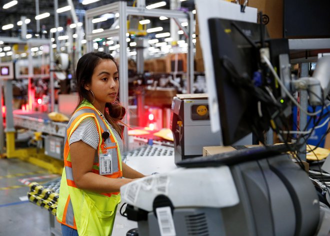 V predelovalni industriji uporabljajo umetno inteligenco za optimizacijo in avtomatizacijo procesov, v večini drugih panog pa si z njo pomagajo razumeti kupce in poslovne partnerje. FOTO: Lindsey Wasson/Reuters