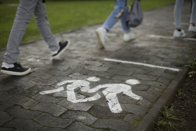 Tomaž Gantar:&nbsp;Skrbi nas, da še vedno opažamo nespoštovanje pravil, ki lahko edina pripomorejo k upadanju okužb. FOTO: Jure Eržen/Delo