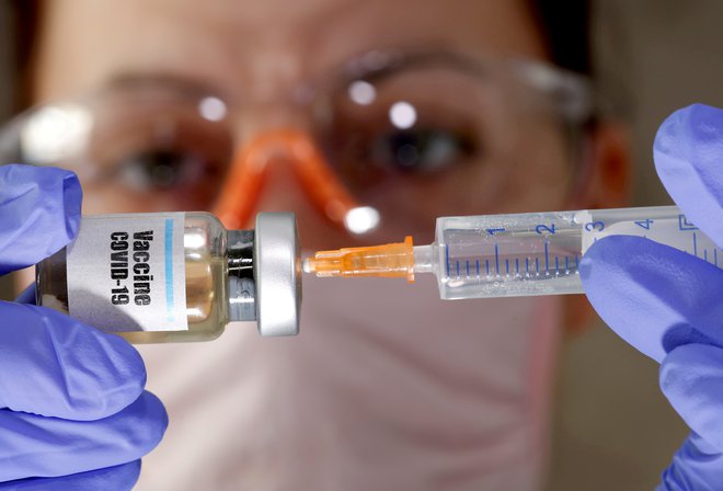 Bruselj ima na razpolago 2,7 milijarde evrov za sklepanje pogodb o vnaprejšnjih nakupih cepiv. FOTO: Dado Ruvic/Reuters