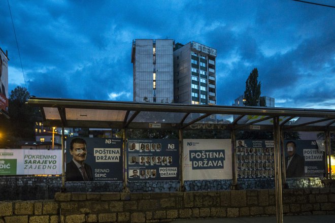 Kljub razsajanju virusa volilna kampanja v BiH ni dosti drugačna od prejšnjih. Slika iz Sarajeva je sicer stara dve leti, a politiki tudi tokrat govorijo o poštenju, ravnajo pa nepošteno. Foto Voranc Vogel