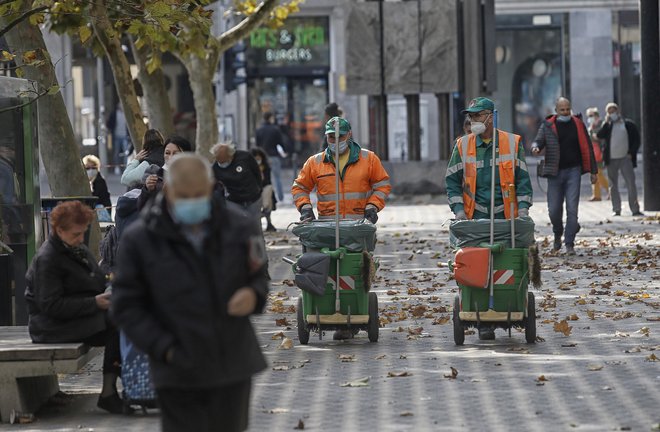 V dobro nas samih, naših najbližjih in v dobro skupnosti je prav, da smo glede upoštevanja ukrepov vsi na istem bregu, pravi celjska podžupanja Breda Arnšek.<strong> </strong>FOTO: Blaž Samec/Delo