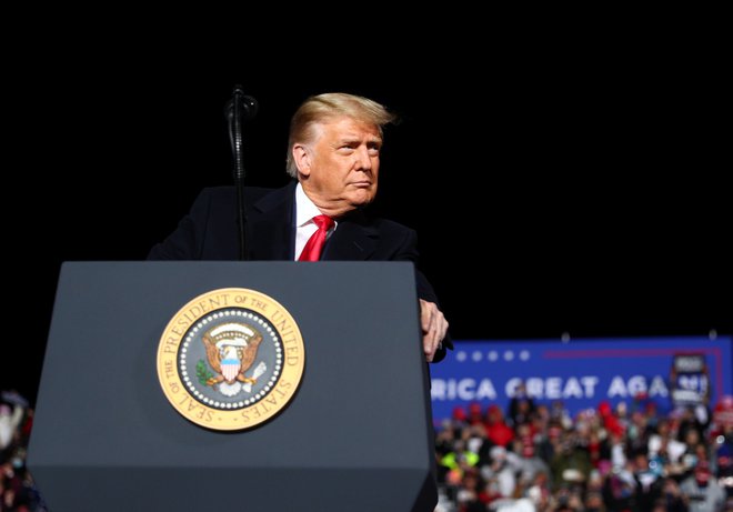 Trump je CBS in Leslie Stahl kritiziral in omalovaževal tudi na sinočnjem predvolilnem zborovanju na letališču Erie v Pensilvaniji. FOTO: Tom Renner/Reuters