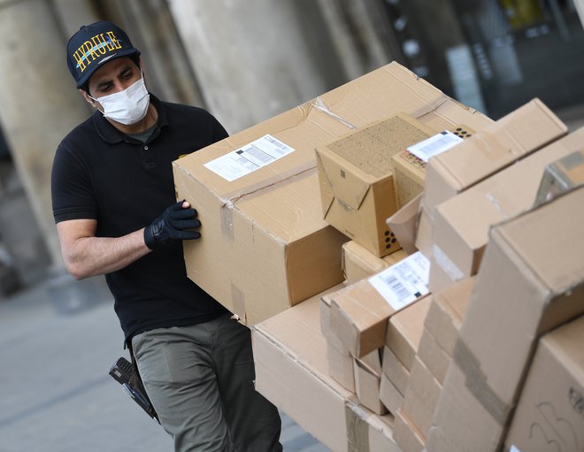 Med epidemijo se ljudje manj odločajo za večje nakupe, narasli pa so spletni nakupi z dostavo na dom. FOTO: Andreas Gebert/Reuters