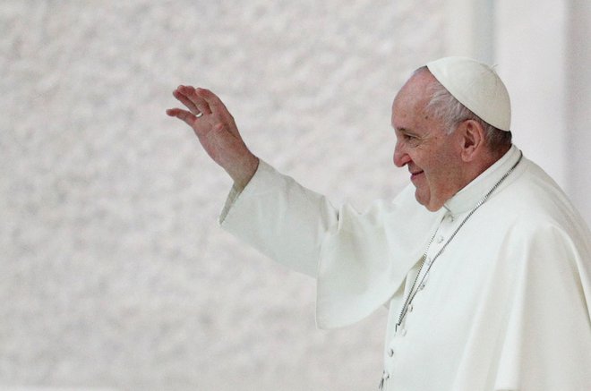 Papež Frančišek je prvič javno podprl istospolne zakonske zveze.&nbsp; FOTO: Guglielmo Mangiapane/Reuters