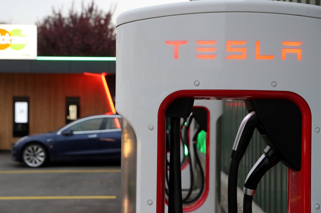 Podjetje Tesla posluje že peto zaporedno četrtletje z dobičkom.&nbsp;<br />
FOTO: Arnd Wiegmann/Reuters